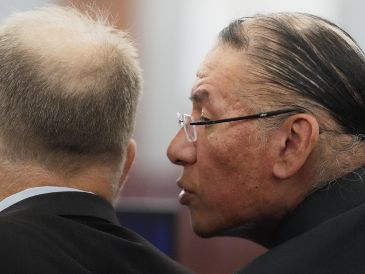 Nathan Chasing Horse, a la derecha, habla con su abogado Craig Mueller durante su juicio por cargos de abuso sexual contra mujeres y niñas indígenas. AP/T. ONeil