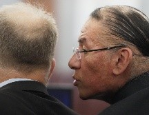 Nathan Chasing Horse, a la derecha, habla con su abogado Craig Mueller durante su juicio por cargos de abuso sexual contra mujeres y niñas indígenas. AP/T. ONeil