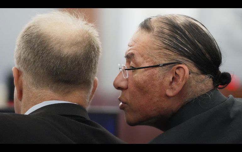 Nathan Chasing Horse, a la derecha, habla con su abogado Craig Mueller durante su juicio por cargos de abuso sexual contra mujeres y niñas indígenas. AP/T. ONeil