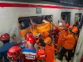Los trenes afectados son un convoy de cercanías que procedía de Yakarta y otro de larga distancia que colisionaron en la estación de East Bekasi. EFE/Basarnas