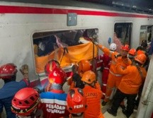 Los trenes afectados son un convoy de cercanías que procedía de Yakarta y otro de larga distancia que colisionaron en la estación de East Bekasi. EFE/Basarnas