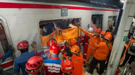 Los trenes afectados son un convoy de cercanías que procedía de Yakarta y otro de larga distancia que colisionaron en la estación de East Bekasi. EFE/Basarnas