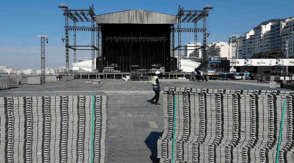 Fotografía de este lunes que muestra el lugar donde se instala el escenario del megaconcierto que Shakira ofrecerá, donde un trabajador murió, en Río de Janeiro. EFE/ Antonio Lacerda