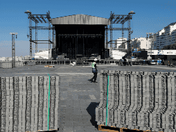 Fotografía de este lunes que muestra el lugar donde se instala el escenario del megaconcierto que Shakira ofrecerá, donde un trabajador murió, en Río de Janeiro. EFE/ Antonio Lacerda