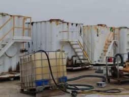 En el lugar fueron localizados 13 tanques, ocho equipos de bombeo, cinco contenedores, dos autotanques, una caja seca y un vehículo, presuntamente empleados para el almacenamiento y traslado de combustible robado. ESPECIAL