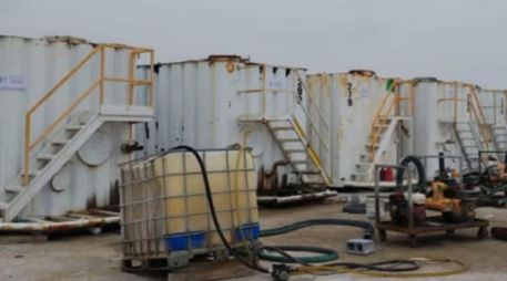 En el lugar fueron localizados 13 tanques, ocho equipos de bombeo, cinco contenedores, dos autotanques, una caja seca y un vehículo, presuntamente empleados para el almacenamiento y traslado de combustible robado. ESPECIAL