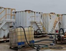 En el lugar fueron localizados 13 tanques, ocho equipos de bombeo, cinco contenedores, dos autotanques, una caja seca y un vehículo, presuntamente empleados para el almacenamiento y traslado de combustible robado. ESPECIAL