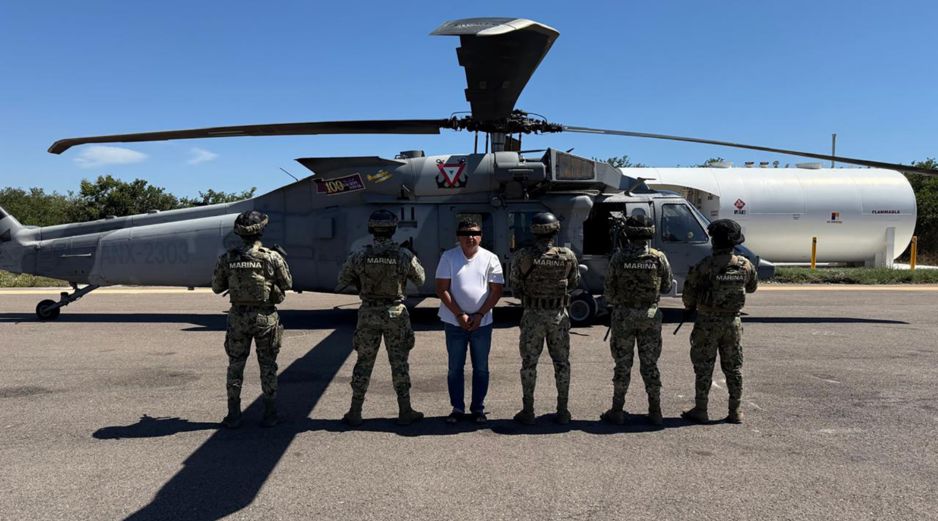 Fotografía cedida por la Secretaría de Marina en la que se observa a Audias Flores Silva (c), alias 