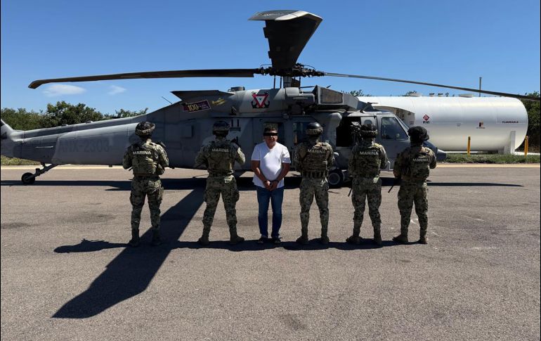 Fotografía cedida por la Secretaría de Marina en la que se observa a Audias Flores Silva (c), alias 