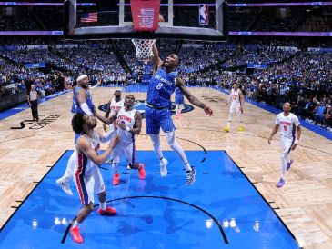 Orlando tomó ventaja en la serie al vencer a Detroit con un cierre efectivo y errores decisivos de los Pistons en los tiros libres. AFP/ F. MEDINA.