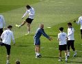 Luis Enrique dirige el entrenamiento en la víspera del juego. El técnico español podrá repetir por tercer partido europeo consecutivo el mismo once en busca de su quinta victoria seguida. EFE/Y. Valat