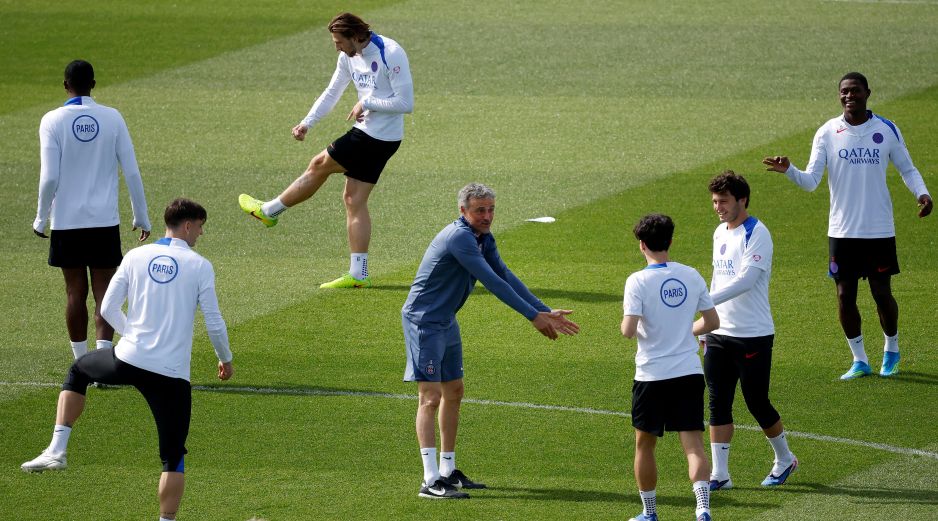 Luis Enrique dirige el entrenamiento en la víspera del juego. El técnico español podrá repetir por tercer partido europeo consecutivo el mismo once en busca de su quinta victoria seguida. EFE/Y. Valat