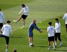 Luis Enrique dirige el entrenamiento en la víspera del juego. El técnico español podrá repetir por tercer partido europeo consecutivo el mismo once en busca de su quinta victoria seguida. EFE/Y. Valat