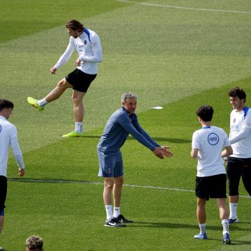 Luis Enrique dirige el entrenamiento en la víspera del juego. El técnico español podrá repetir por tercer partido europeo consecutivo el mismo once en busca de su quinta victoria seguida. EFE/Y. Valat