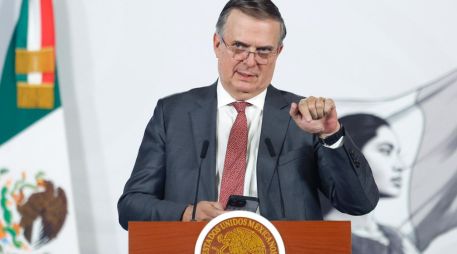 El secretario de Economía, Marcelo Ebrard, admitió que su hijo se hospedó por seis meses en la Embajada de México en el Reino Unido. EFE/S. Gutiérrez