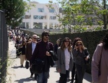 Personas salen de una corte judicial después de que un hombre hiciera disparos y dejara varios heridos, en Atenas, el martes 28 de abril de 2026. AP/ P. Giannakouris