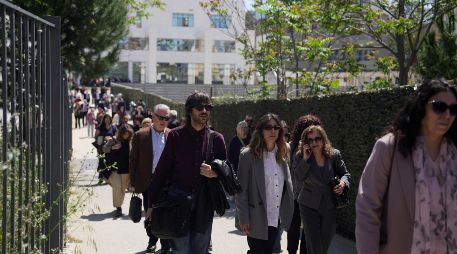 Personas salen de una corte judicial después de que un hombre hiciera disparos y dejara varios heridos, en Atenas, el martes 28 de abril de 2026. AP/ P. Giannakouris