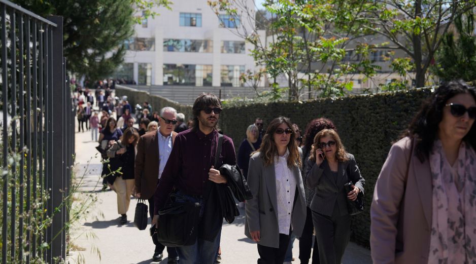 Personas salen de una corte judicial después de que un hombre hiciera disparos y dejara varios heridos, en Atenas, el martes 28 de abril de 2026. AP/ P. Giannakouris