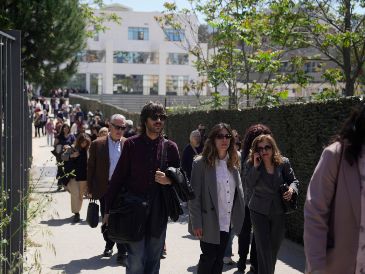 Personas salen de una corte judicial después de que un hombre hiciera disparos y dejara varios heridos, en Atenas, el martes 28 de abril de 2026. AP/ P. Giannakouris