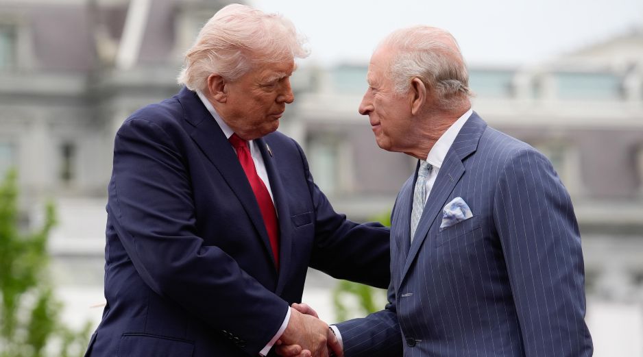 No es la primera vez que Trump aparece caracterizado en imágenes de IA como papa, rey o hasta Dios. EFE/Y. Gripas