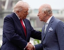No es la primera vez que Trump aparece caracterizado en imágenes de IA como papa, rey o hasta Dios. EFE/Y. Gripas