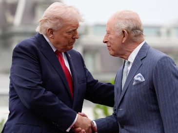 No es la primera vez que Trump aparece caracterizado en imágenes de IA como papa, rey o hasta Dios. EFE/Y. Gripas