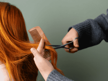 Las mujeres suelen buscar cómo estilizar los looks de cabello corto, confirmando que buscan practicidad absoluta sin comprometer su imagen profesional o personal. CANNVA