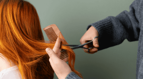 Las mujeres suelen buscar cómo estilizar los looks de cabello corto, confirmando que buscan practicidad absoluta sin comprometer su imagen profesional o personal. CANNVA