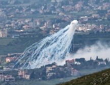 Humo tras un bombardeo israelí en una aldea del sur del Líbano, visto desde la Alta Galilea, en el norte de Israel. EFE/A. Safadi
