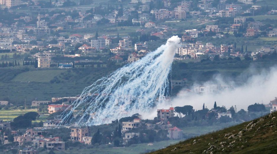 Humo tras un bombardeo israelí en una aldea del sur del Líbano, visto desde la Alta Galilea, en el norte de Israel. EFE/A. Safadi