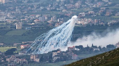Humo tras un bombardeo israelí en una aldea del sur del Líbano, visto desde la Alta Galilea, en el norte de Israel. EFE/A. Safadi