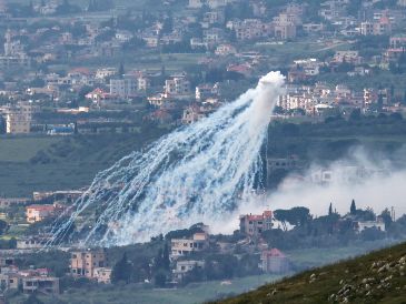 Humo tras un bombardeo israelí en una aldea del sur del Líbano, visto desde la Alta Galilea, en el norte de Israel. EFE/A. Safadi