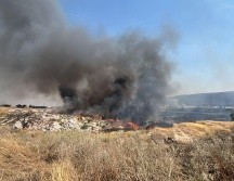 El incendio generó una densa columna de humo que afectó la visibilidad y provocó malos olores en la zona. CORTESÍA