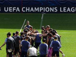 Jugadores del Atlético de Madrid hacen el pasillo al entrenador Diego Simeone por su cumpleaños 56 durante el entrenamiento previo al partido de ida de semifinales de Champions League contra el Arsenal. EFE/S. Pérez
