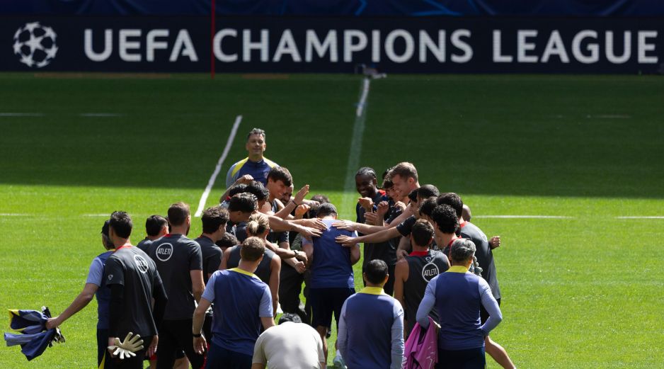 Jugadores del Atlético de Madrid hacen el pasillo al entrenador Diego Simeone por su cumpleaños 56 durante el entrenamiento previo al partido de ida de semifinales de Champions League contra el Arsenal. EFE/S. Pérez