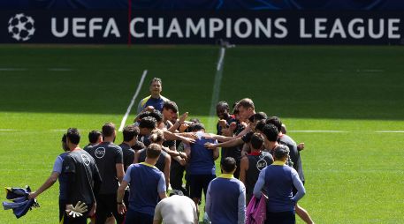 Jugadores del Atlético de Madrid hacen el pasillo al entrenador Diego Simeone por su cumpleaños 56 durante el entrenamiento previo al partido de ida de semifinales de Champions League contra el Arsenal. EFE/S. Pérez