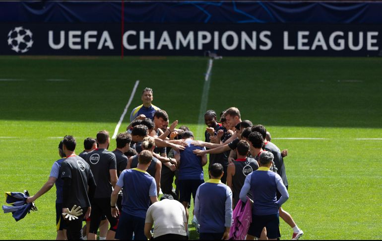 Jugadores del Atlético de Madrid hacen el pasillo al entrenador Diego Simeone por su cumpleaños 56 durante el entrenamiento previo al partido de ida de semifinales de Champions League contra el Arsenal. EFE/S. Pérez