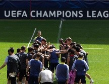 Jugadores del Atlético de Madrid hacen el pasillo al entrenador Diego Simeone por su cumpleaños 56 durante el entrenamiento previo al partido de ida de semifinales de Champions League contra el Arsenal. EFE/S. Pérez