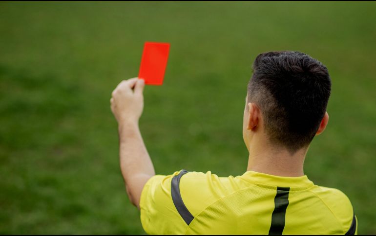 La medida busca evitar comportamientos discriminatorios en el futbol. ESPECIAL / CANVA