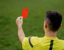 La medida busca evitar comportamientos discriminatorios en el futbol. ESPECIAL / CANVA