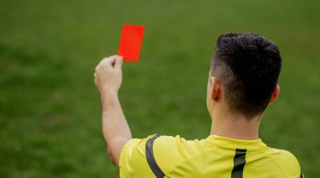 La medida busca evitar comportamientos discriminatorios en el futbol. ESPECIAL / CANVA