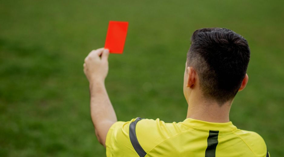 La medida busca evitar comportamientos discriminatorios en el futbol. ESPECIAL / CANVA
