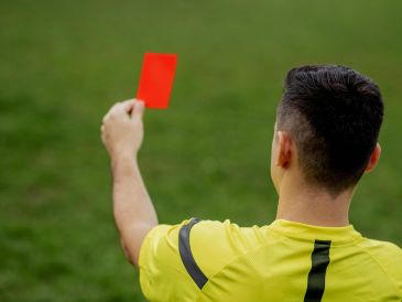 La medida busca evitar comportamientos discriminatorios en el futbol. ESPECIAL / CANVA