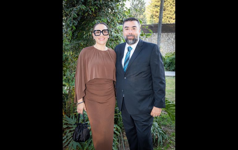 Alejandra Solorio y Juan Carlos Herrera. GENTE BIEN JALISCO / Revista del 1 de mayo 2026