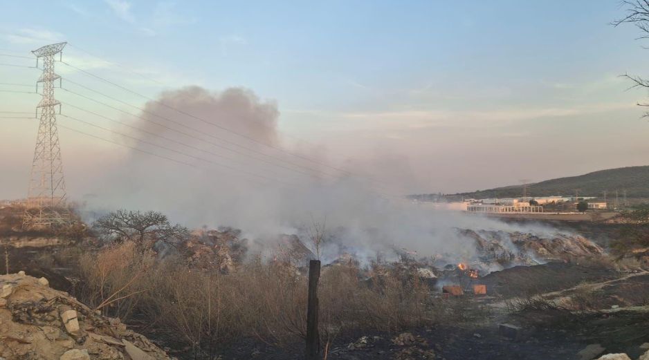 El incendio, de gran extensión, comenzó la tarde de ayer, provocando malos olores y afectando la visibilidad. ESPECIAL/Bomberos de Zapopan