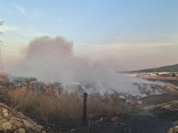 El incendio, de gran extensión, comenzó la tarde de ayer, provocando malos olores y afectando la visibilidad. ESPECIAL/Bomberos de Zapopan