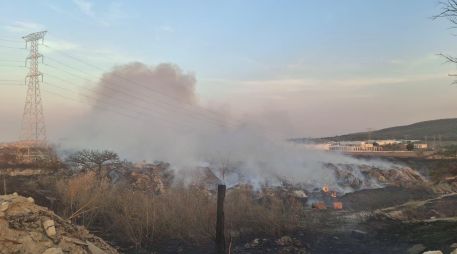 El incendio, de gran extensión, comenzó la tarde de ayer, provocando malos olores y afectando la visibilidad. ESPECIAL/Bomberos de Zapopan