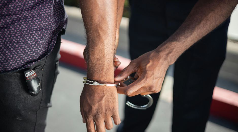 Según las autoridades, las detenciones responden a una denuncia recibida el mes pasado de una antigua adepta de la organización sobre delitos supuestamente cometidos en 2023. Pexels