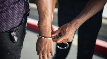 Según las autoridades, las detenciones responden a una denuncia recibida el mes pasado de una antigua adepta de la organización sobre delitos supuestamente cometidos en 2023. Pexels