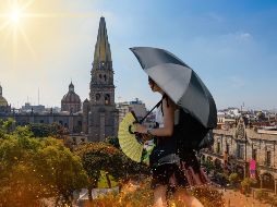 Para Jalisco, la actual onda de calor mantendrá temperaturas cercanas a los 35 °C a 37 °C por lo menos hoy jueves. ESPECIAL / CANVA y EL INFORMADOR